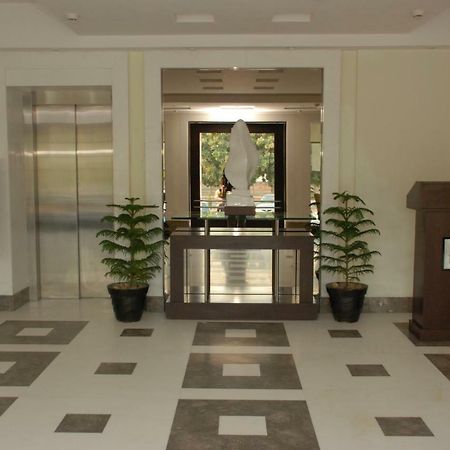 Hotel Western Court Chandīgarh Exteriör bild