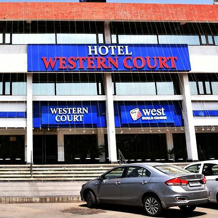 Hotel Western Court Chandīgarh Exteriör bild