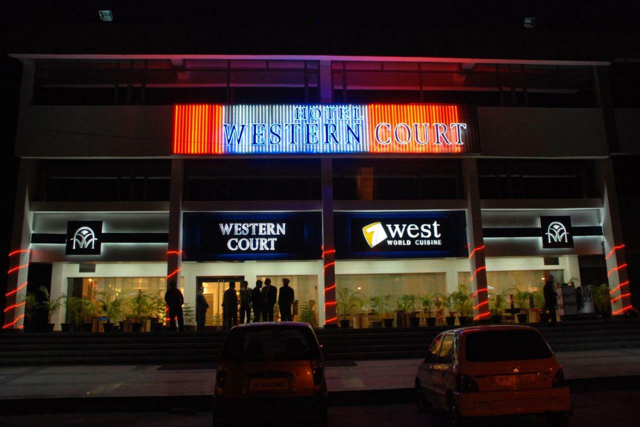 Hotel Western Court Chandīgarh Exteriör bild