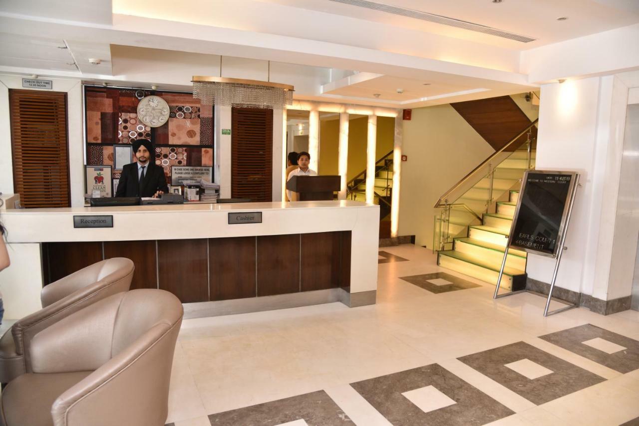 Hotel Western Court Chandīgarh Exteriör bild
