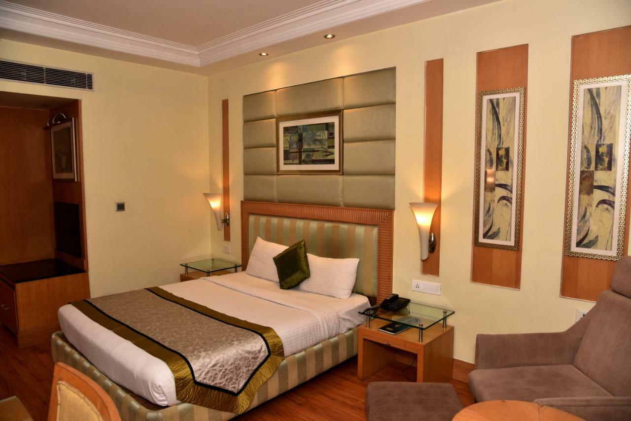 Hotel Western Court Chandīgarh Exteriör bild